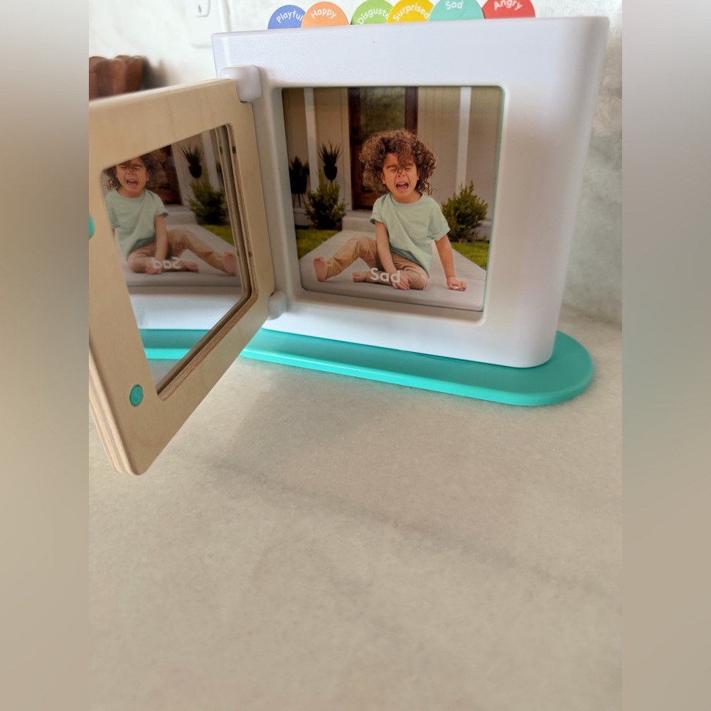 Lovevery | Wooden Emotion Peg Dolls & Emotion Match Mirror & Card Set - Picture 5 of 7